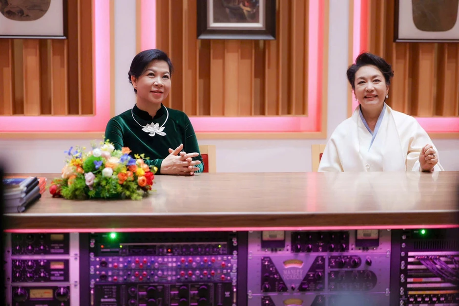 [Ảnh] Phu nhân Ngô Phương Ly gặp gỡ, trao đổi với Phu nhân Bành Lệ Viên
