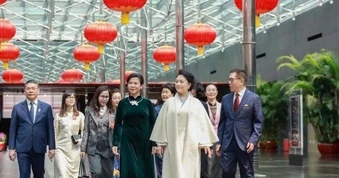[Ảnh] Phu nhân Ngô Phương Ly gặp gỡ, trao đổi với Phu nhân Bành Lệ Viên