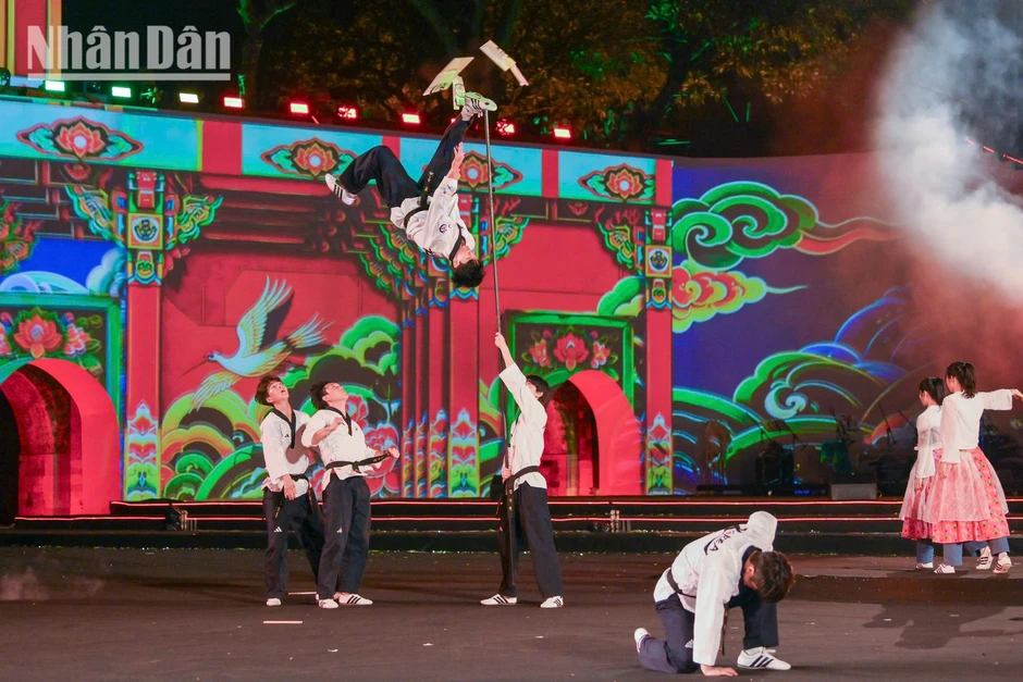 [Ảnh] Rực rỡ đêm khai mạc “Lễ hội Văn hóa thế giới tại Hà Nội lần thứ hai 2026”
