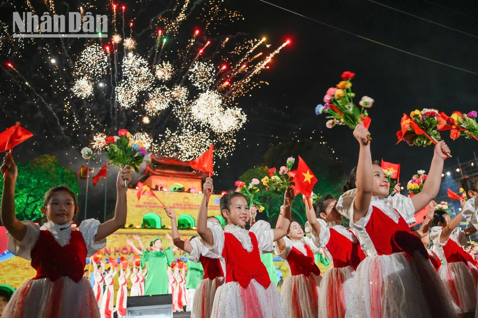 [Ảnh] Rực rỡ đêm khai mạc “Lễ hội Văn hóa thế giới tại Hà Nội lần thứ hai 2026”