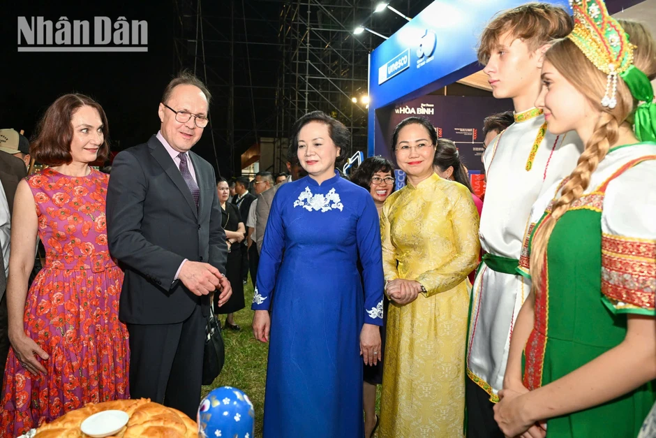 [Ảnh] Rực rỡ đêm khai mạc “Lễ hội Văn hóa thế giới tại Hà Nội lần thứ hai 2026”