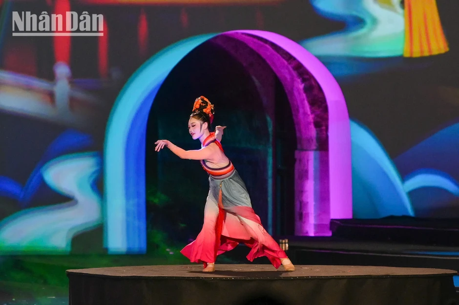[Ảnh] Rực rỡ đêm khai mạc “Lễ hội Văn hóa thế giới tại Hà Nội lần thứ hai 2026”