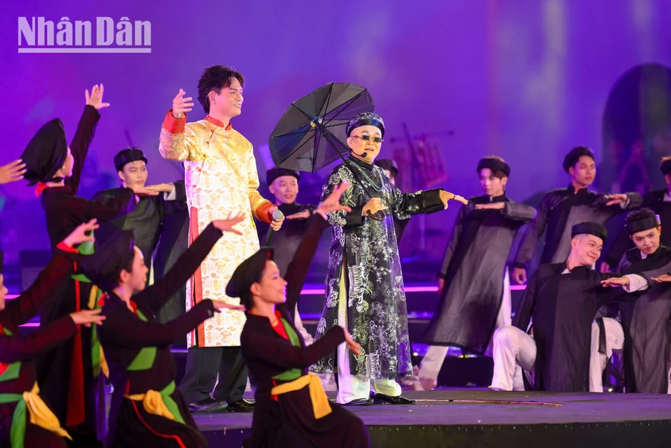 [Ảnh] Rực rỡ đêm khai mạc “Lễ hội Văn hóa thế giới tại Hà Nội lần thứ hai 2026”