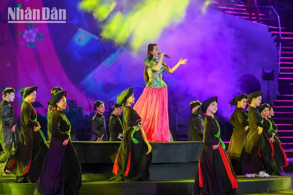 [Ảnh] Rực rỡ đêm khai mạc “Lễ hội Văn hóa thế giới tại Hà Nội lần thứ hai 2026”