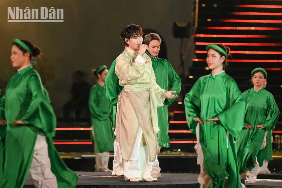 [Ảnh] Rực rỡ đêm khai mạc “Lễ hội Văn hóa thế giới tại Hà Nội lần thứ hai 2026”