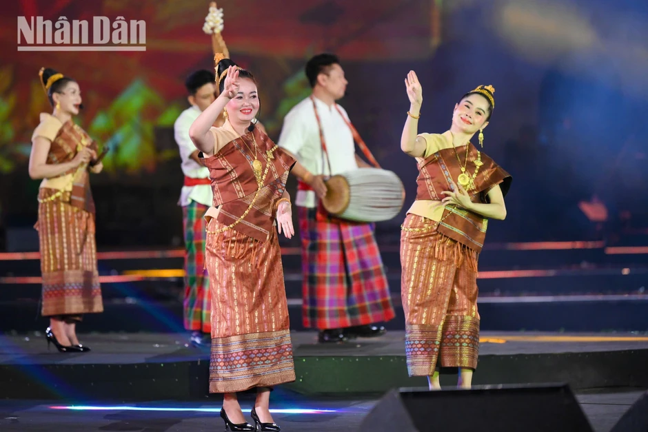 [Ảnh] Rực rỡ đêm khai mạc “Lễ hội Văn hóa thế giới tại Hà Nội lần thứ hai 2026”