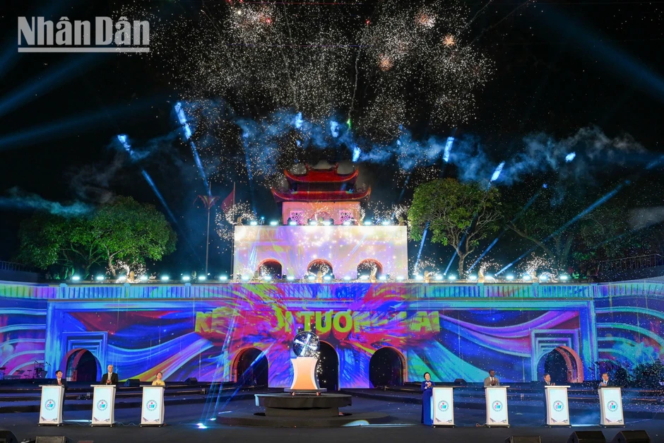 [Ảnh] Rực rỡ đêm khai mạc “Lễ hội Văn hóa thế giới tại Hà Nội lần thứ hai 2026”