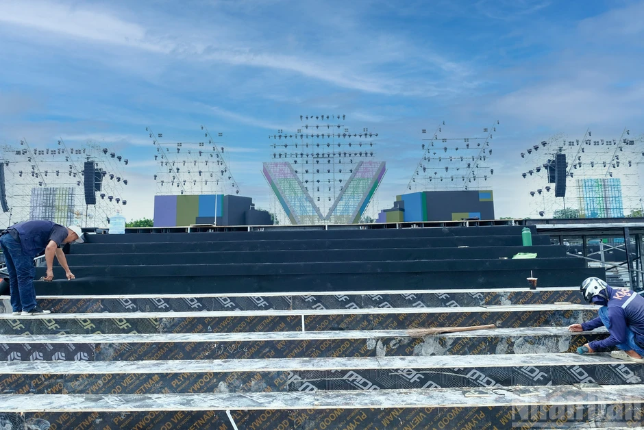 [Ảnh] Sân khấu “Tổ quốc trong tim” gấp rút hoàn thiện tại Thành phố Hồ Chí Minh
