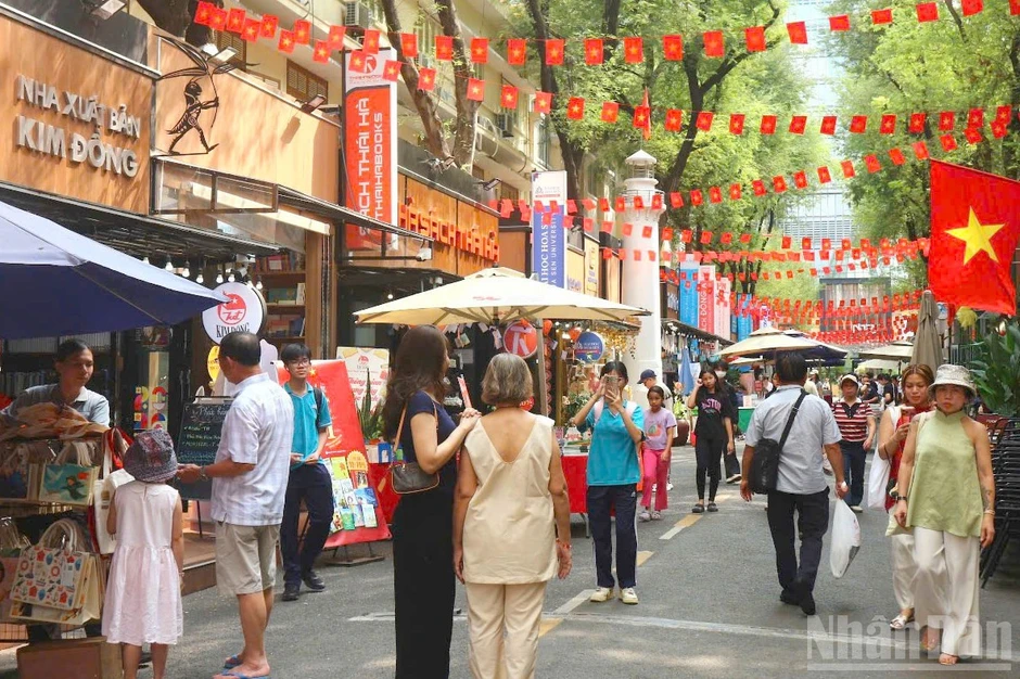 [Ảnh] Thành phố Hồ Chí Minh sôi động với hàng loạt hoạt động văn hóa nhân dịp lễ 30/4 và 1/5