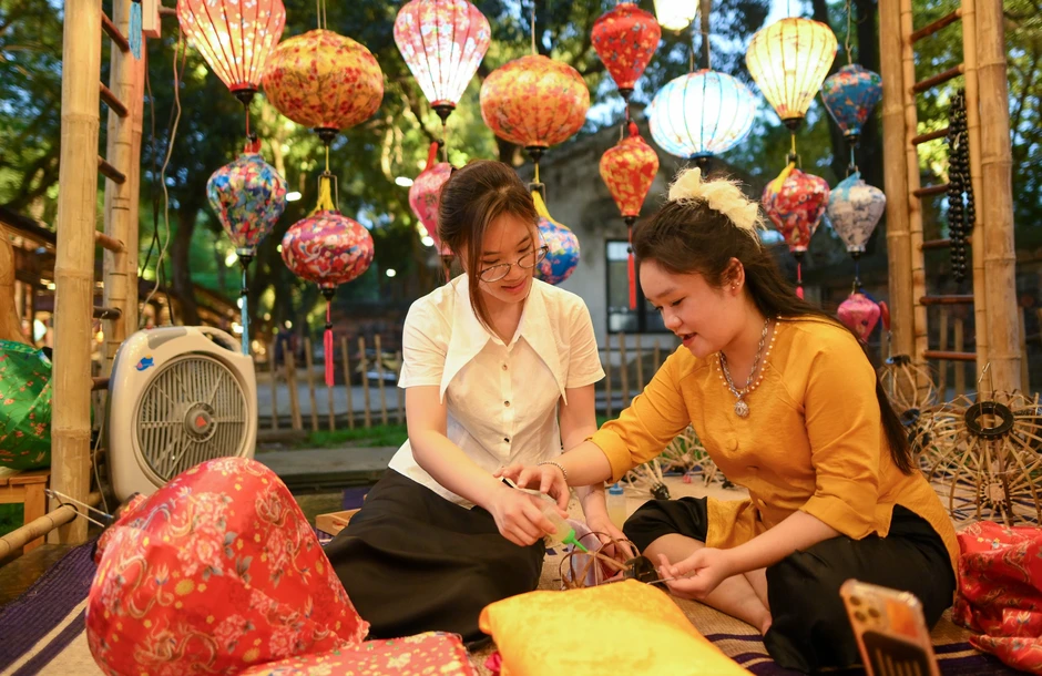 [Ảnh] “Vườn ánh sáng” thắp sáng di sản tại Văn Miếu-Quốc Tử Giám