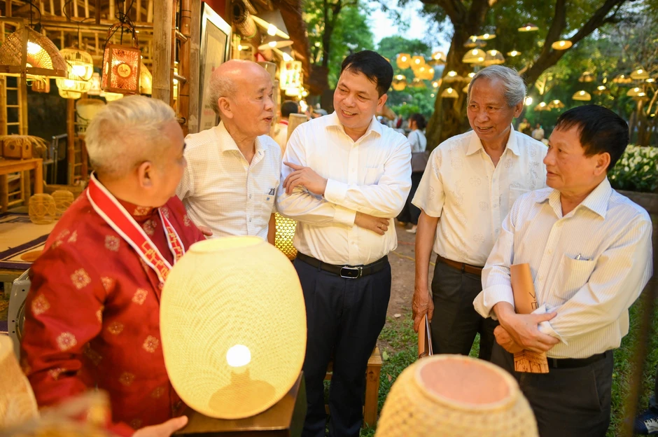 [Ảnh] “Vườn ánh sáng” thắp sáng di sản tại Văn Miếu-Quốc Tử Giám