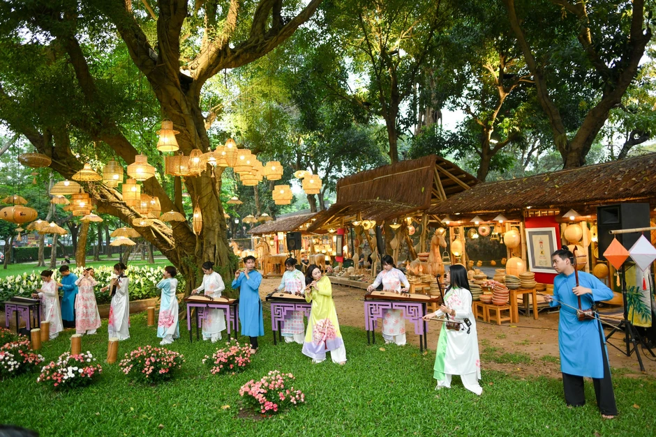 [Ảnh] “Vườn ánh sáng” thắp sáng di sản tại Văn Miếu-Quốc Tử Giám