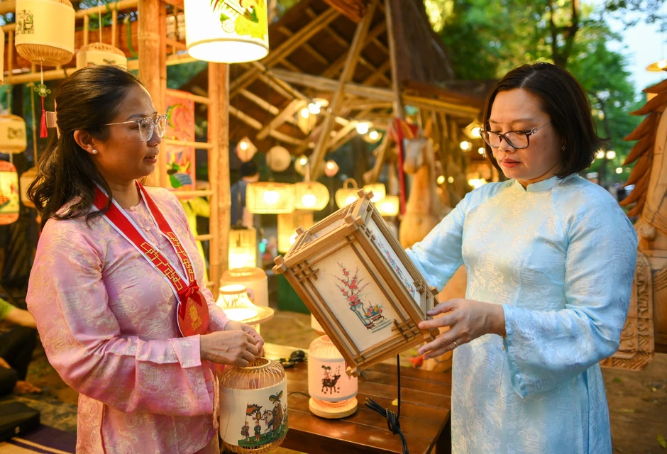 [Ảnh] “Vườn ánh sáng” thắp sáng di sản tại Văn Miếu-Quốc Tử Giám