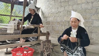 “Giữ lửa” nghề dệt thổ cẩm ở Bản Cám Thượng