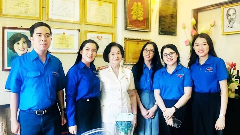 “Học nhân vật sống ý nghĩa cho quê hương, đất nước mình” “Học nhân vật sống ý nghĩa cho quê hương, đất nước mình”