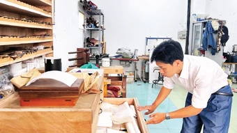 “Mặc áo da” cho những cuốn sách