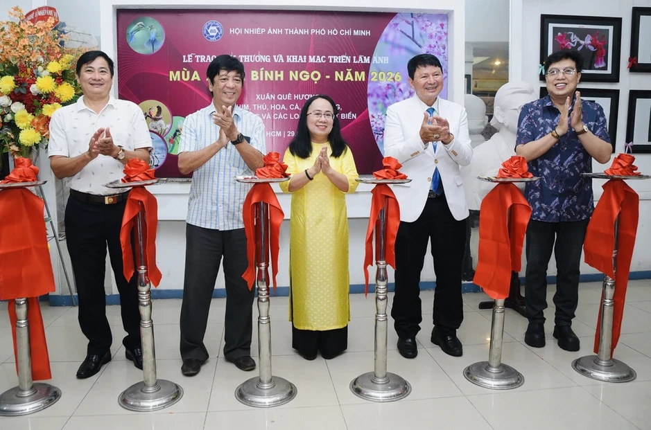 ‘Nhà nhà đón xuân‘ và ’Tình cha‘ đoạt giải nhất cuộc thi ’Ảnh nghệ thuật Mùa Xuân Bính Ngọ 2026‘