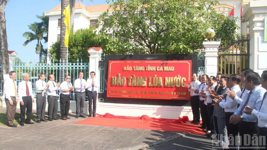 "Biểu tượng bông lúa" ở Cà Mau: Không thể bóp méo giá trị văn hóa bằng vỏ bọc "thương dân" "Biểu tượng bông lúa" ở Cà Mau: Không thể bóp méo giá trị văn hóa bằng vỏ bọc "thương dân"