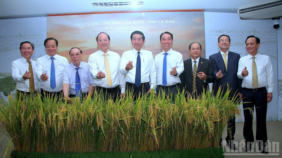 "Biểu tượng bông lúa" ở Cà Mau: Không thể bóp méo giá trị văn hóa bằng vỏ bọc "thương dân" "Biểu tượng bông lúa" ở Cà Mau: Không thể bóp méo giá trị văn hóa bằng vỏ bọc "thương dân"