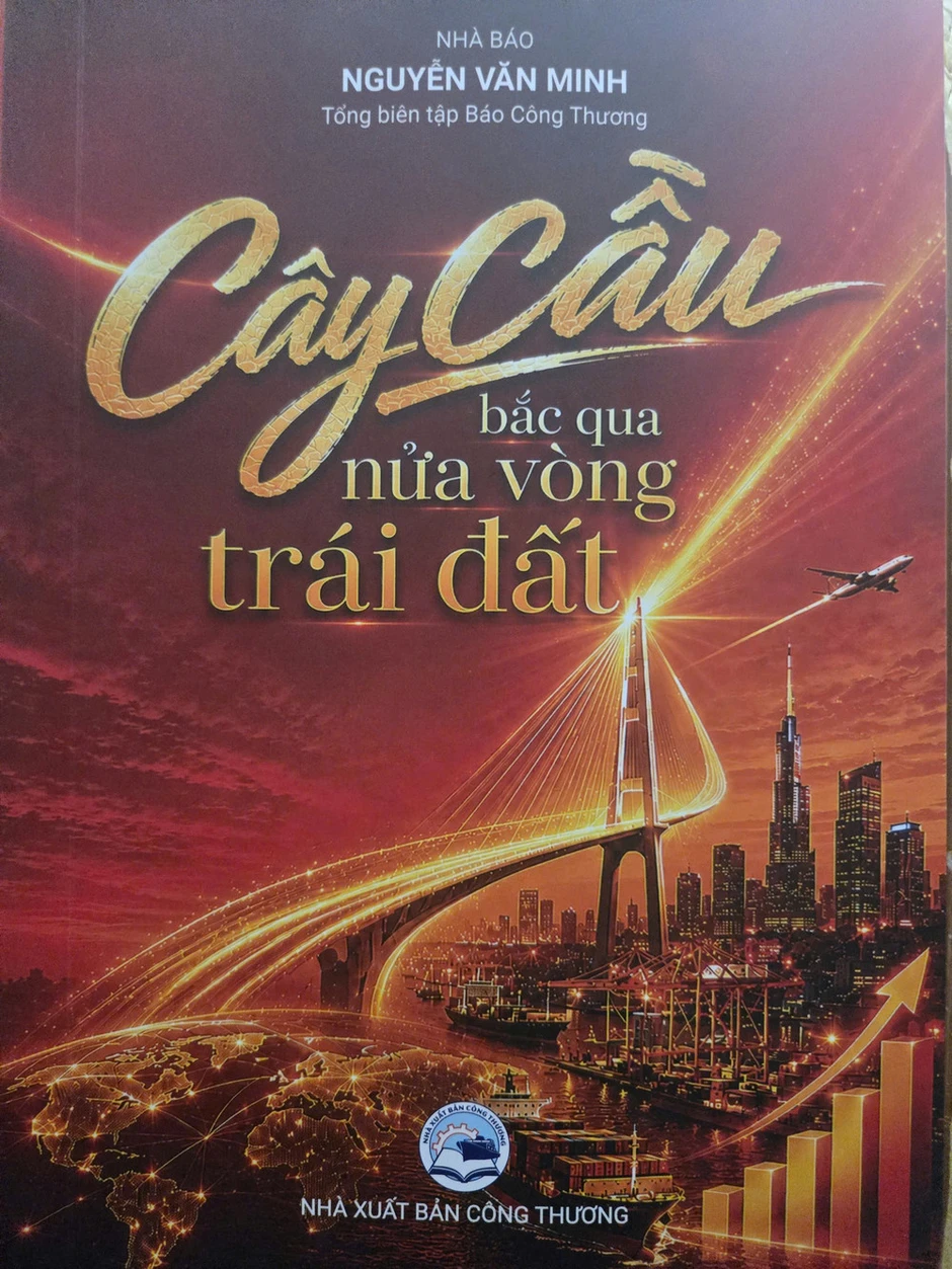 "Cây cầu bắc qua nửa vòng trái đất" - Hành trình của một người lính cầm bút viết tiếp câu chuyện Việt Nam "Cây cầu bắc qua nửa vòng trái đất" - Hành trình của một người lính cầm bút viết tiếp câu chuyện Việt Nam