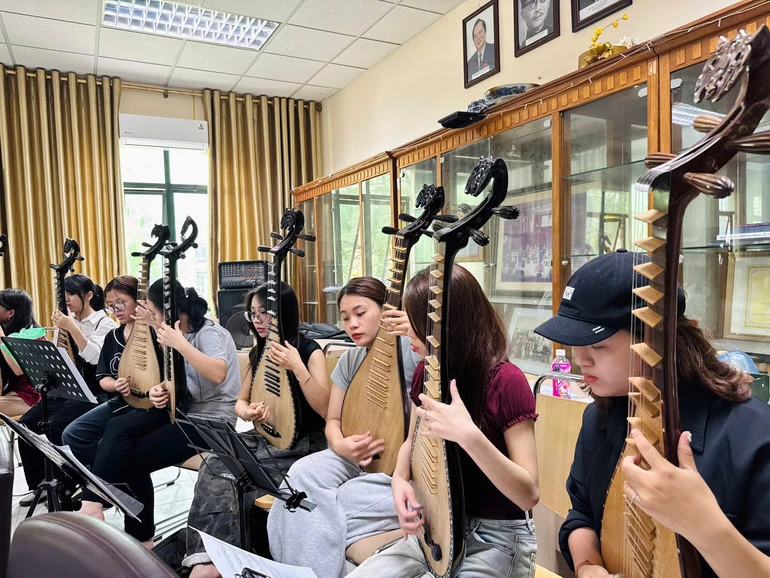 130 nghệ sĩ tỳ bà hội tụ trong chương trình mừng 70 năm thành lập Học viện Âm nhạc Quốc gia Việt Nam 130 nghệ sĩ tỳ bà hội tụ trong chương trình mừng 70 năm thành lập Học viện Âm nhạc Quốc gia Việt Nam