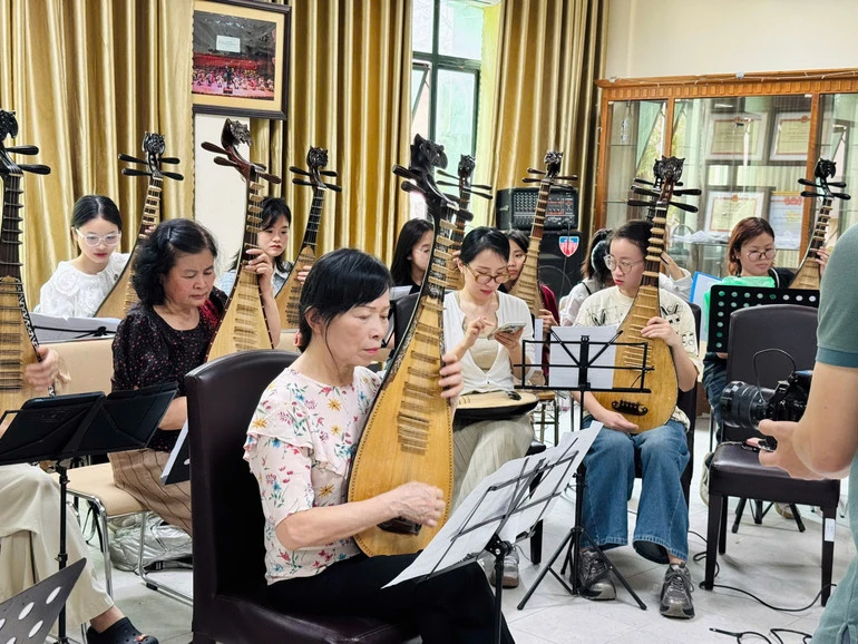 130 nghệ sĩ tỳ bà hội tụ trong chương trình mừng 70 năm thành lập Học viện Âm nhạc Quốc gia Việt Nam 130 nghệ sĩ tỳ bà hội tụ trong chương trình mừng 70 năm thành lập Học viện Âm nhạc Quốc gia Việt Nam