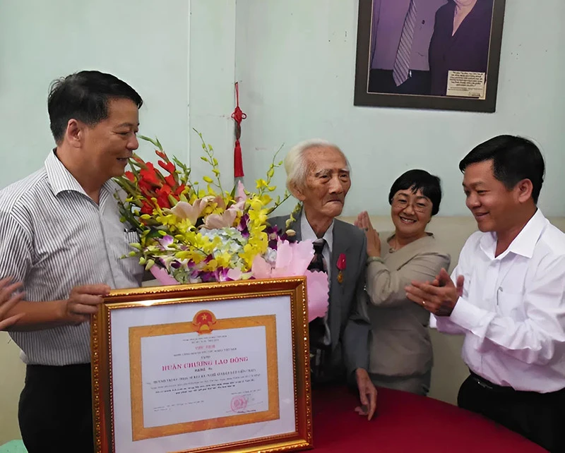 2 NSND và đạo diễn phim bom tấn của Việt Nam được trao Huân chương Lao động là ai?