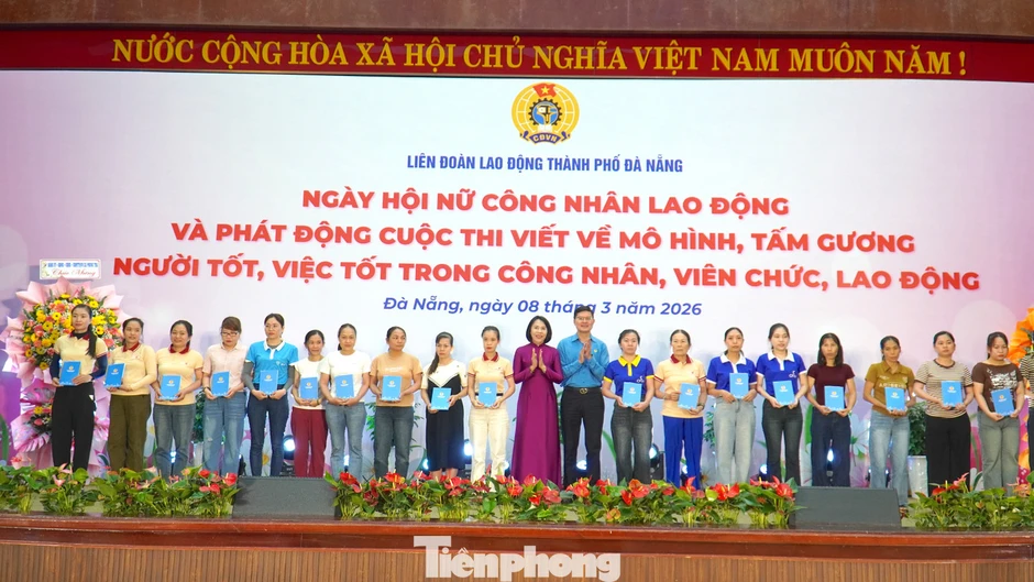 3.000 'bóng hồng' phủ kín quảng trường trong ngày Quốc tế Phụ nữ 3.000 'bóng hồng' phủ kín quảng trường trong ngày Quốc tế Phụ nữ