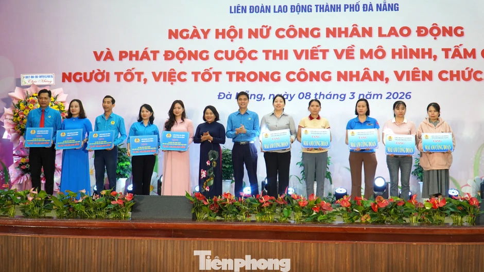 3.000 'bóng hồng' phủ kín quảng trường trong ngày Quốc tế Phụ nữ 3.000 'bóng hồng' phủ kín quảng trường trong ngày Quốc tế Phụ nữ