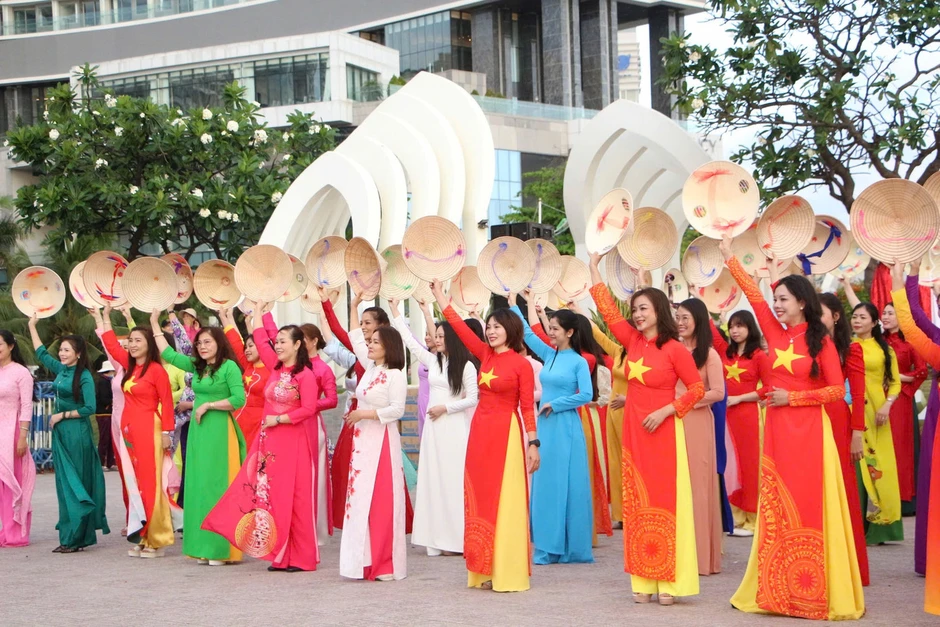 3.000 'bóng hồng' phủ kín quảng trường trong ngày Quốc tế Phụ nữ 3.000 'bóng hồng' phủ kín quảng trường trong ngày Quốc tế Phụ nữ