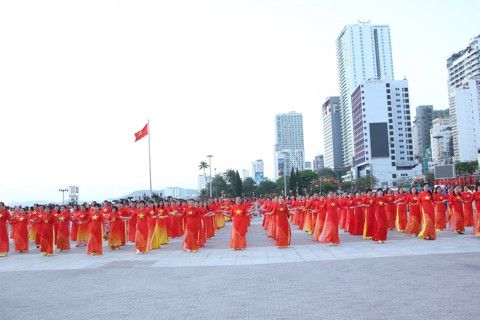 3.000 'bóng hồng' phủ kín quảng trường trong ngày Quốc tế Phụ nữ 3.000 'bóng hồng' phủ kín quảng trường trong ngày Quốc tế Phụ nữ