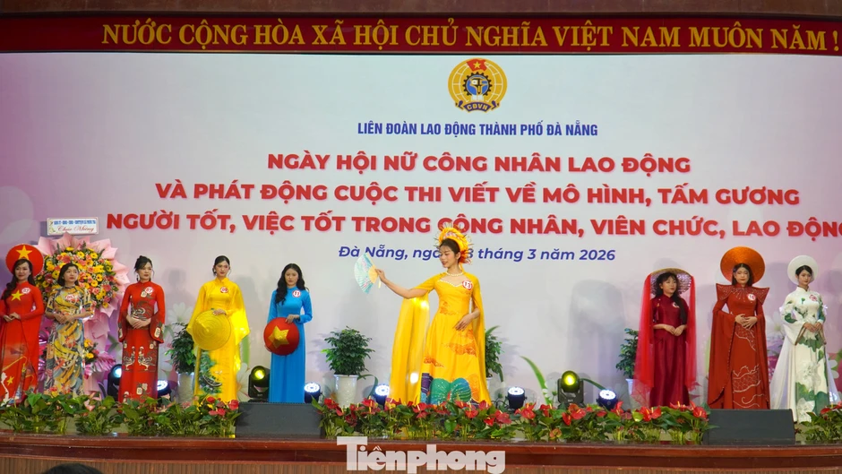 3.000 'bóng hồng' phủ kín quảng trường trong ngày Quốc tế Phụ nữ 3.000 'bóng hồng' phủ kín quảng trường trong ngày Quốc tế Phụ nữ