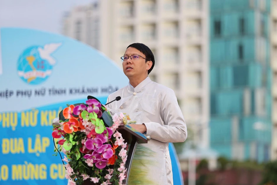 3.000 'bóng hồng' phủ kín quảng trường trong ngày Quốc tế Phụ nữ 3.000 'bóng hồng' phủ kín quảng trường trong ngày Quốc tế Phụ nữ