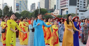 3.000 'bóng hồng' phủ kín quảng trường trong ngày Quốc tế Phụ nữ