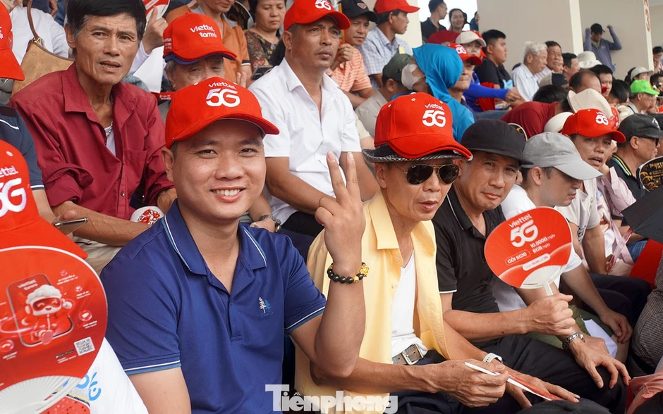 30.000 người chứng kiến đòn móc cáng kịch tính ở Lễ hội chọi trâu Đồ Sơn
