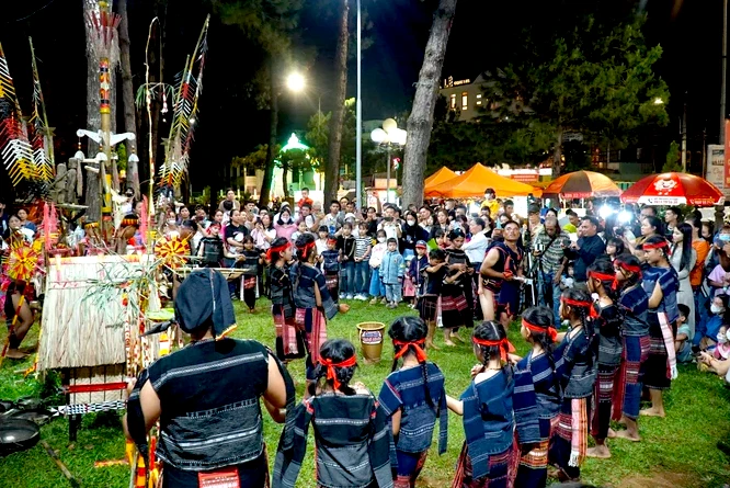 40 nghệ nhân làng Pleiku Roh biểu diễn cồng chiêng ở Quảng trường Đại Đoàn Kết 40 nghệ nhân làng Pleiku Roh biểu diễn cồng chiêng ở Quảng trường Đại Đoàn Kết
