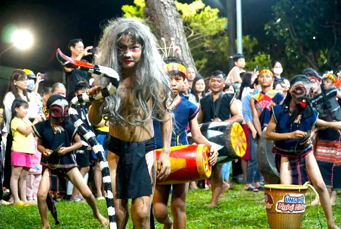 40 nghệ nhân làng Pleiku Roh biểu diễn cồng chiêng ở Quảng trường Đại Đoàn Kết 40 nghệ nhân làng Pleiku Roh biểu diễn cồng chiêng ở Quảng trường Đại Đoàn Kết