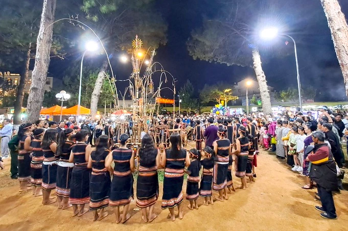 40 nghệ nhân làng Pleiku Roh biểu diễn cồng chiêng ở Quảng trường Đại Đoàn Kết 40 nghệ nhân làng Pleiku Roh biểu diễn cồng chiêng ở Quảng trường Đại Đoàn Kết