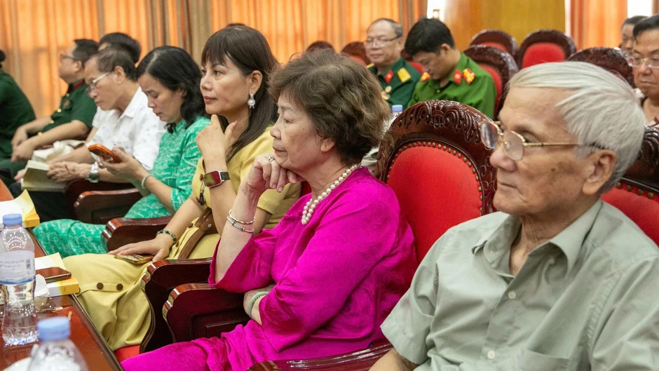 70 năm văn nghệ Quân đội trong hành trình nhà văn-chiến sĩ 70 năm văn nghệ Quân đội trong hành trình nhà văn-chiến sĩ