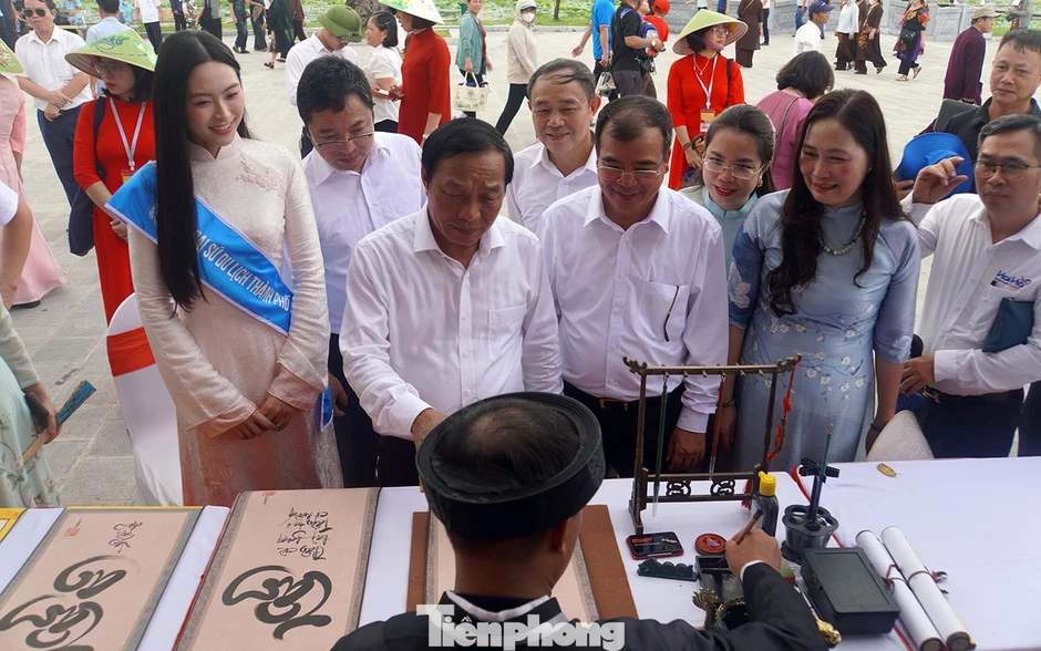 Á hậu Vân Nhi trải nghiệm không gian di sản Côn Sơn - Kiếp Bạc Á hậu Vân Nhi trải nghiệm không gian di sản Côn Sơn - Kiếp Bạc
