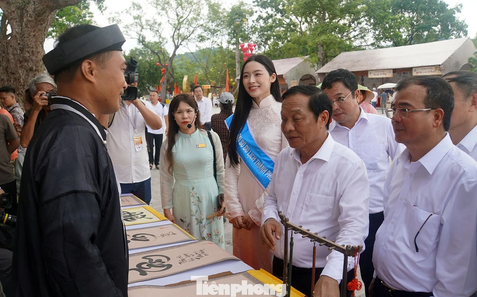 Á hậu Vân Nhi trải nghiệm không gian di sản Côn Sơn - Kiếp Bạc Á hậu Vân Nhi trải nghiệm không gian di sản Côn Sơn - Kiếp Bạc