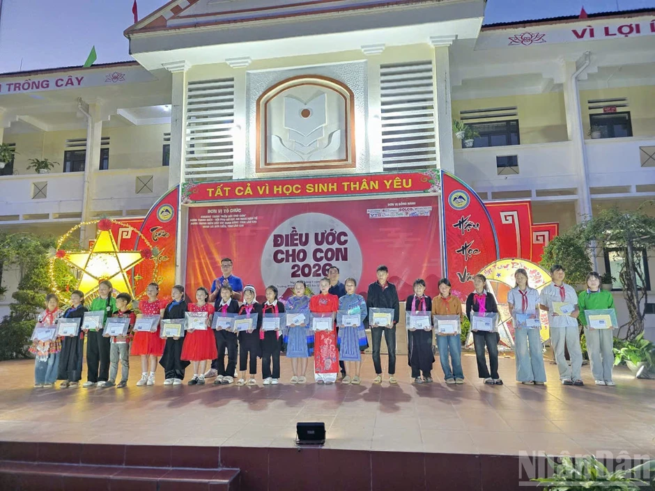 Ấm áp Trung thu “Điều ước cho con” giữa núi rừng Bản Liền Ấm áp Trung thu “Điều ước cho con” giữa núi rừng Bản Liền
