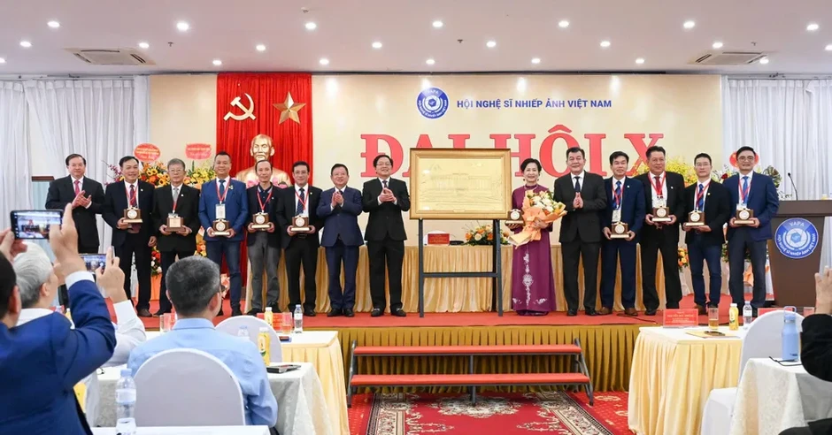 Bà Trần Thị Thu Đông tiếp tục được bầu giữ chức Chủ tịch Hội Nghệ sĩ Nhiếp ảnh Việt Nam Bà Trần Thị Thu Đông tiếp tục được bầu giữ chức Chủ tịch Hội Nghệ sĩ Nhiếp ảnh Việt Nam