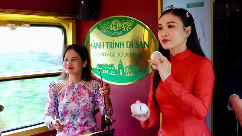 Bản sắc riêng của chuyến tàu "Kết nối di sản miền trung" Bản sắc riêng của chuyến tàu "Kết nối di sản miền trung"