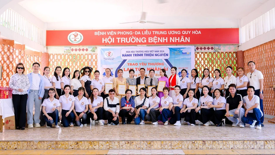 Ban tổ chức và thí sinh Hoa hậu Thương hiệu Việt Nam 2026 tặng quà 100 bệnh nhân nghèo