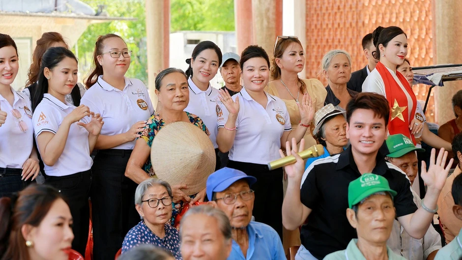 Ban tổ chức và thí sinh Hoa hậu Thương hiệu Việt Nam 2026 tặng quà 100 bệnh nhân nghèo
