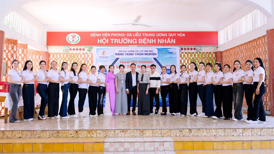 Ban tổ chức và thí sinh Hoa hậu Thương hiệu Việt Nam 2026 tặng quà 100 bệnh nhân nghèo