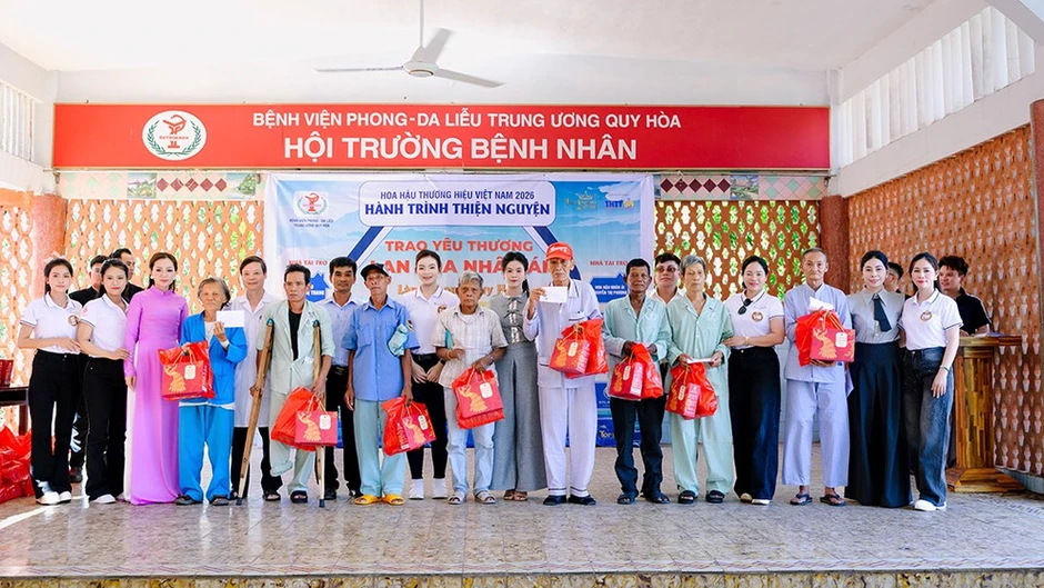Ban tổ chức và thí sinh Hoa hậu Thương hiệu Việt Nam 2026 tặng quà 100 bệnh nhân nghèo