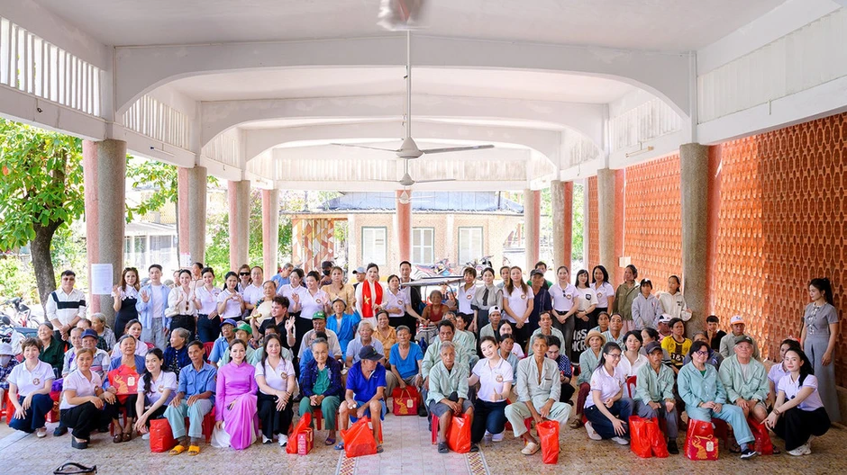 Ban tổ chức và thí sinh Hoa hậu Thương hiệu Việt Nam 2026 tặng quà 100 bệnh nhân nghèo
