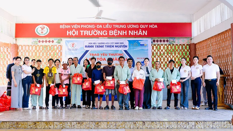 Ban tổ chức và thí sinh Hoa hậu Thương hiệu Việt Nam 2026 tặng quà 100 bệnh nhân nghèo